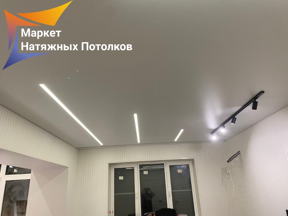 Современный потолок под ключ в коттедже
