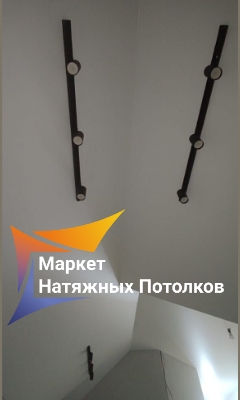 Ломанный потолок с трековыми светильниками 