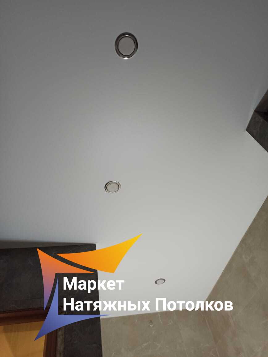 Матовый, встроенные светильники, обход углов