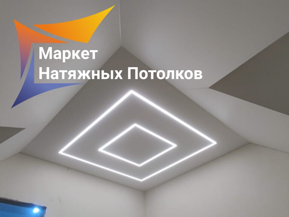 Ломанный потолок с трековыми светильниками и световыми линиями