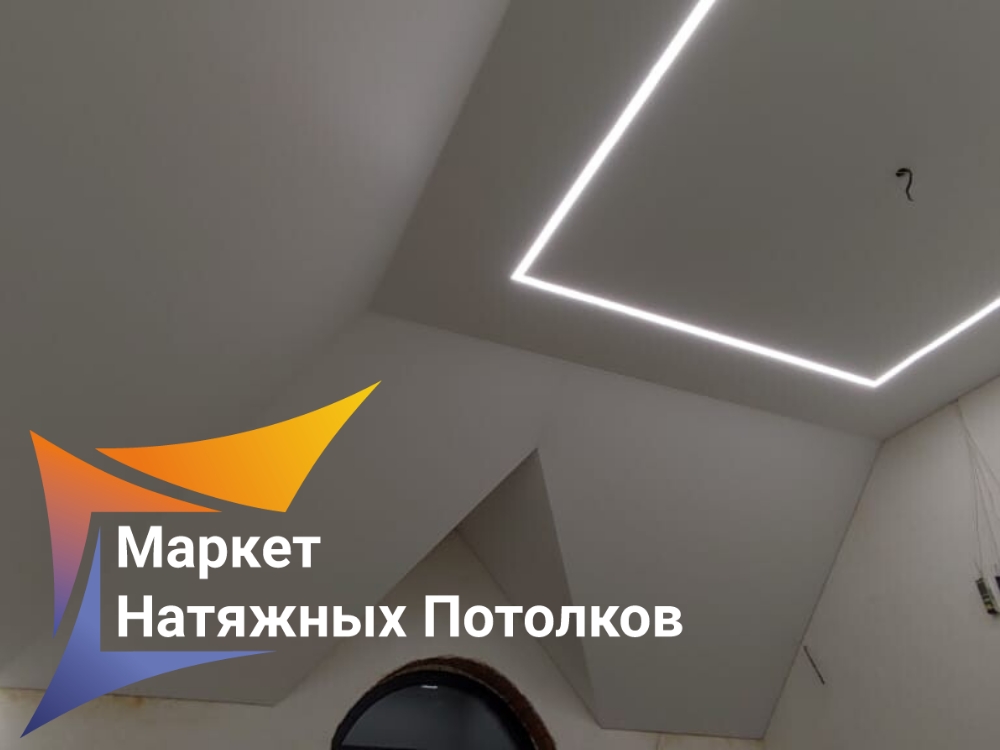 Ломанный потолок с трековыми светильниками и световыми линиями